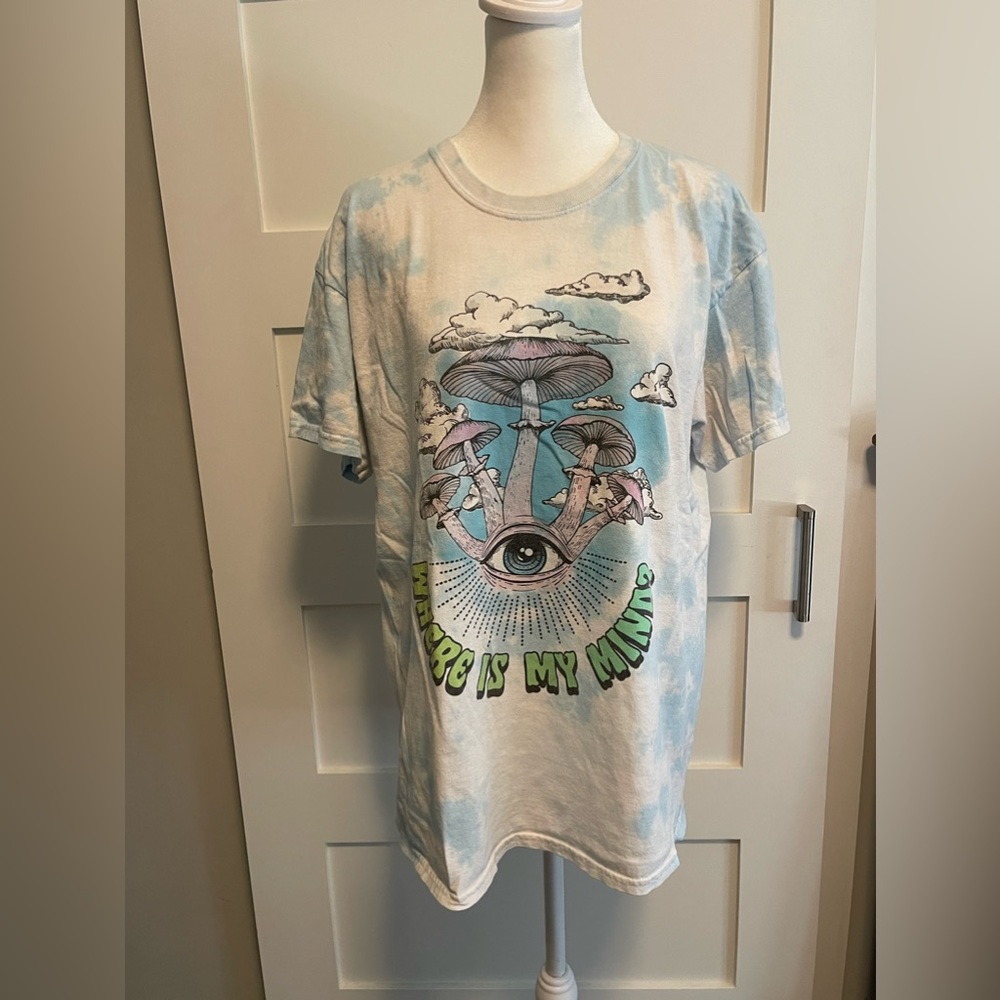 BUZZ Where Is My Mind Graphic Tee Size Medium